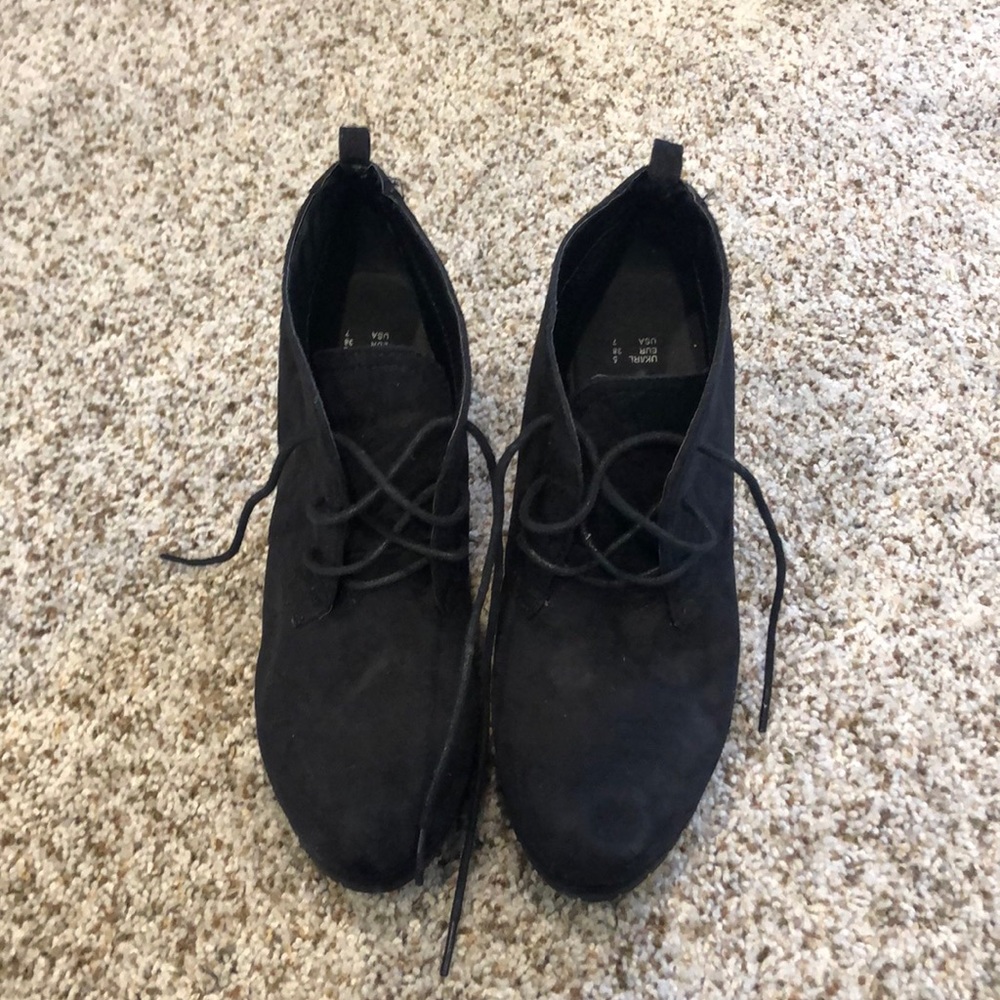 Black wedges
